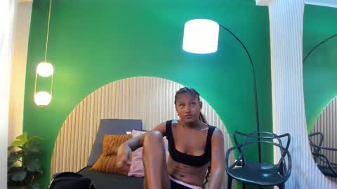 Halley Lorens online show from November 18, 2025, 7:18 pm