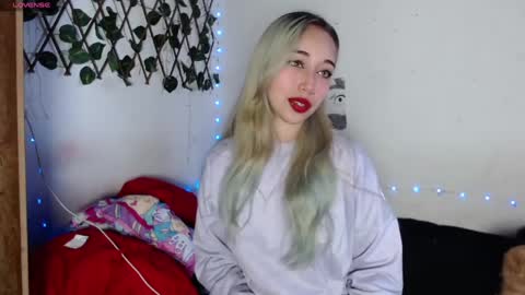 Snapshot of hallie_cam chatting on October 5, 2025, 9:02 pm reashell online show from October 5, 2025, 9:02 pm