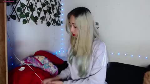 Snapshot of hallie_cam2 chatting on October 5, 2025, 9:02 pm HALLIE online show from October 5, 2025, 9:02 pm