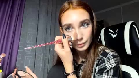 Holly online show from November 14, 2025, 6:06 pm