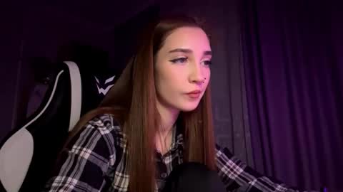 Holly online show from December 3, 2025, 7:34 pm