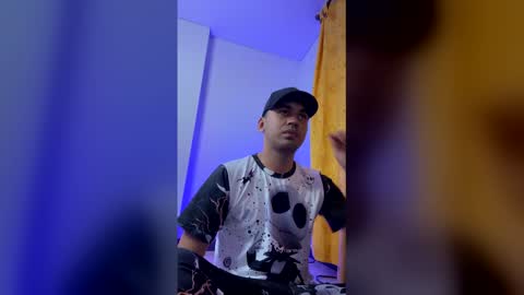 hamiltong12 online show from December 23, 2025, 2:42 am