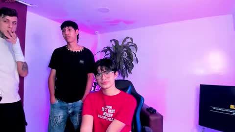 Snapshot of handsomeboys19 chatting on September 20, 2025, 1:39 am leonardfarrucknick and otis online show from September 20, 2025, 1:39 am