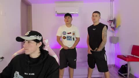 Snapshot of handsomeboys19 chatting on November 18, 2025, 1:33 am leonardfarrucknick and otis online show from November 18, 2025, 1:33 am