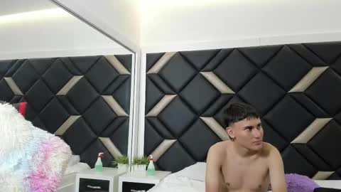 Snapshot of handsomeboys19 chatting on November 25, 2025, 1:22 pm leonardfarrucknick and otis online show from November 25, 2025, 1:22 pm