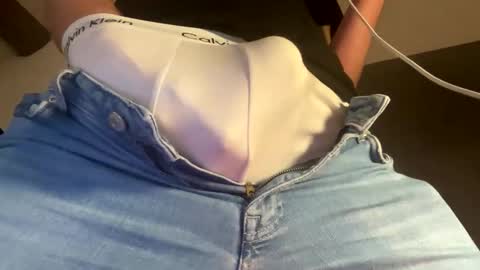 Snapshot of handsomecharmer chatting on December 18, 2024, 3:55 pm Handsome online show from December 18, 2024, 3:55 pm