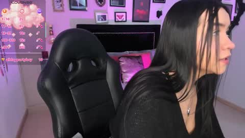 hanna  online show from December 4, 2025, 11:24 pm