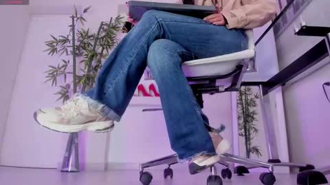 HANNAH HOWELL online show from November 10, 2025, 9:19 am