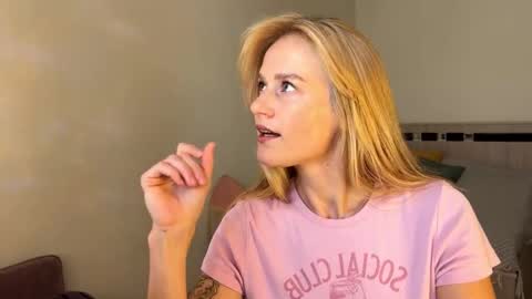 hannah levis  online show from September 30, 2025, 8:08 am