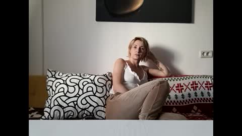 Snapshot of hannah_wildd chatting on February 11, 2025, 12:48 pm Rose online show from February 11, 2025, 12:48 pm