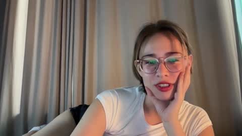 Snapshot of hannahinto chatting on February 12, 2026, 12:44 pm hannahinto online show from February 12, 2026, 12:44 pm