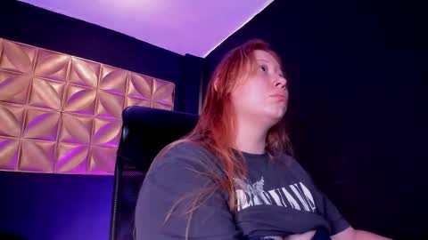 hannamartinn_ online show from September 24, 2025, 4:43 pm