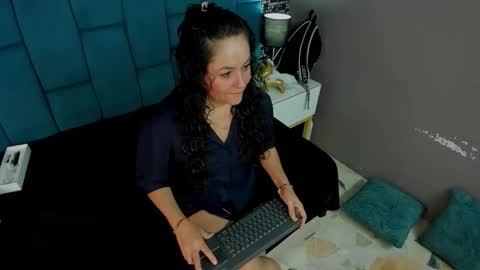 Snapshot of hanny_bliss chatting on December 19, 2025, 12:01 pm Hanny online show from December 19, 2025, 12:01 pm