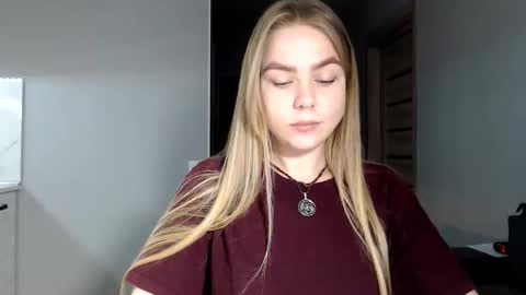 happy_fox_ online show from April 11, 2026, 7:29 pm