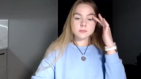 happy_fox_ online show from April 12, 2026, 8:25 pm