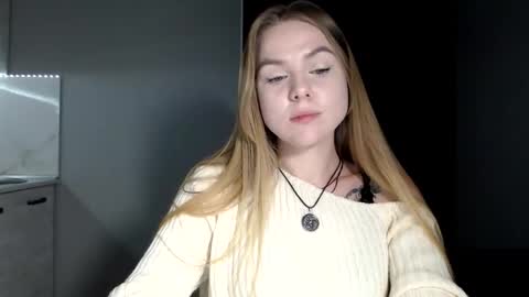 happy_fox_ online show from April 18, 2026, 10:32 pm