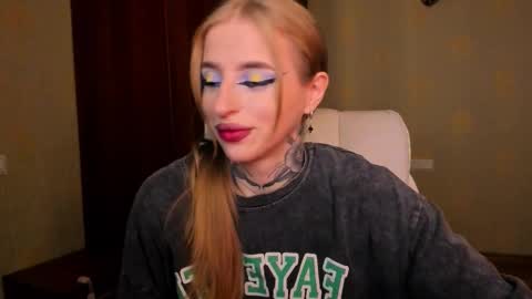 Julia online show from October 6, 2025, 5:16 am