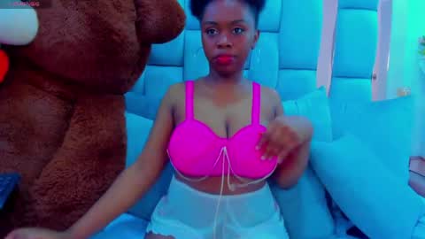 hazel_lanee online show from April 19, 2026, 5:07 am
