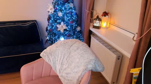 Snapshot of heaven_chloe chatting on December 17, 2024, 10:54 pm Heaven girl online show from December 17, 2024, 10:54 pm