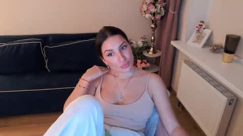 Snapshot of heaven_chloe chatting on October 6, 2025, 7:22 pm Heaven girl online show from October 6, 2025, 7:22 pm