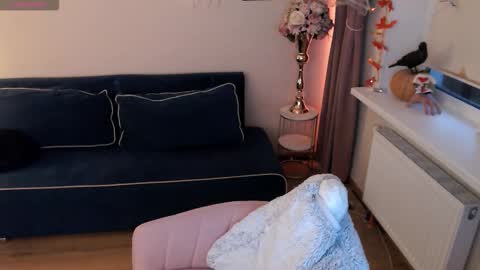 Heaven girl online show from November 7, 2025, 1:22 pm