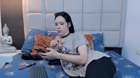 Snapshot of hecate1_ chatting on December 30, 2024, 7:32 pm Keira Hecate online show from December 30, 2024, 7:32 pm