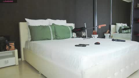 Helen online show from November 14, 2025, 5:11 pm