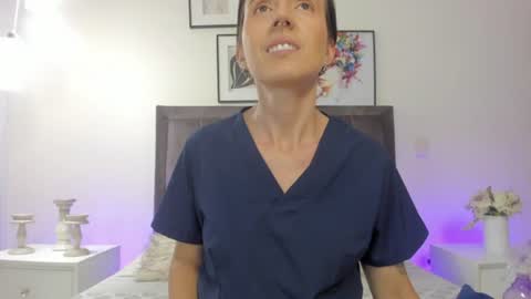 Snapshot of helen_mooree chatting on July 9, 2026, 1:59 pm Helen online show from July 9, 2026, 1:59 pm