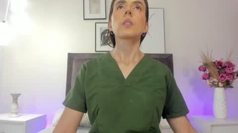 Snapshot of helen_mooree chatting on July 15, 2026, 12:54 pm Helen online show from July 15, 2026, 12:54 pm