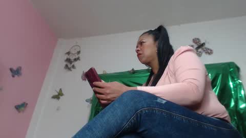 Snapshot of helenahotwet chatting on December 21, 2025, 2:02 pm helenahotwet online show from December 21, 2025, 2:02 pm