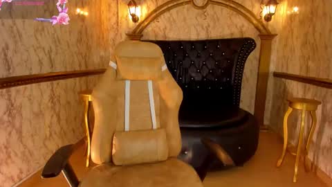 Snapshot of helenstanfordd chatting on November 15, 2025, 12:02 pm Helen or Hells online show from November 15, 2025, 12:02 pm