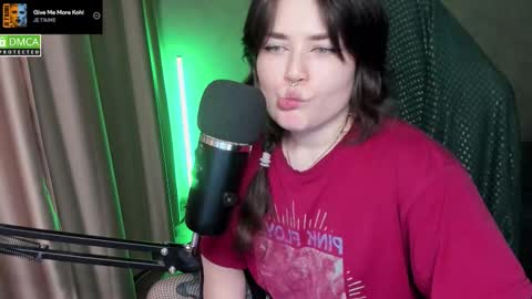 Snapshot of hell_hotline chatting on February 18, 2026, 7:43 pm Red online show from February 18, 2026, 7:43 pm