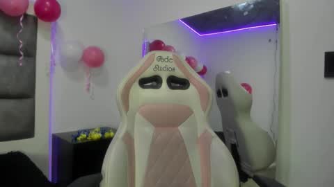 hellen__smith_ online show from November 1, 2025, 1:02 pm