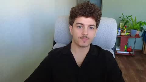 Snapshot of hellish_sugar chatting on May 7, 2026, 6:19 am Remy online show from May 7, 2026, 6:19 am