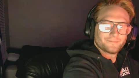 hello672919 online show from April 28, 2026, 6:51 am