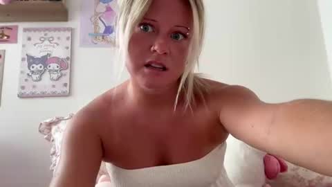 hellokittyluverr online show from July 11, 2026, 9:49 pm