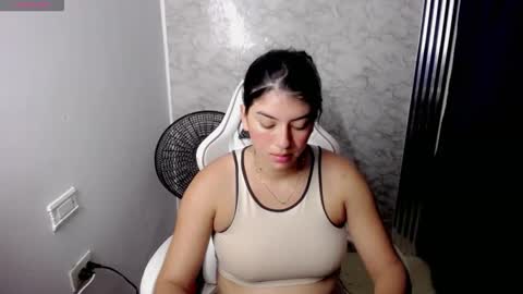 helloo_kityy25 online show from January 10, 2026, 11:42 pm
