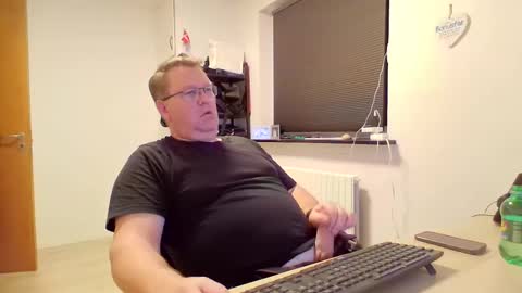 henrikrp1971 online show from December 28, 2024, 5:46 pm