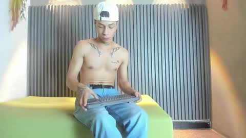 Snapshot of henry_green2 chatting on February 27, 2026, 7:36 pm Henry online show from February 27, 2026, 7:36 pm