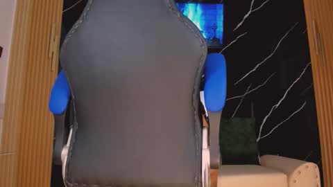 henrydouglas online show from April 18, 2026, 6:23 pm