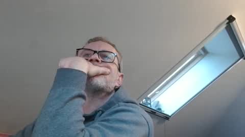 Snapshot of hering76 chatting on March 15, 2026, 7:25 am hering76 online show from March 15, 2026, 7:25 am