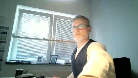 Snapshot of hering76 chatting on June 3, 2026, 6:05 am hering76 online show from June 3, 2026, 6:05 am