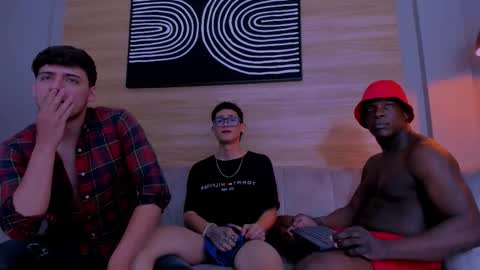 heteros men online show from December 4, 2025, 2:48 pm