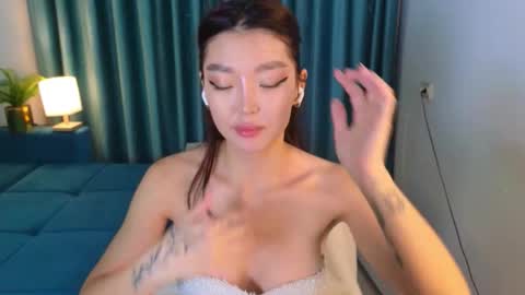 Snapshot of hey_herbal chatting on October 17, 2025, 3:14 pm Audrey online show from October 17, 2025, 3:14 pm