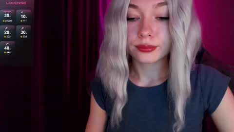 Snapshot of hey_nora_ chatting on December 17, 2024, 11:38 pm  Nora  online show from December 17, 2024, 11:38 pm