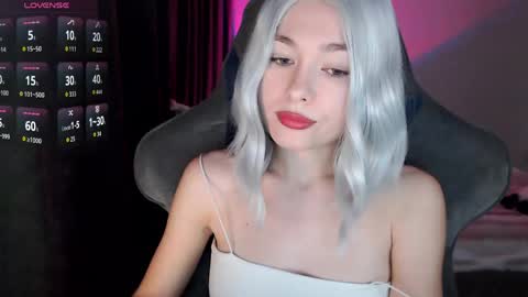 Snapshot of hey_nora_ chatting on April 21, 2026, 7:03 am Nora online show from April 21, 2026, 7:03 am
