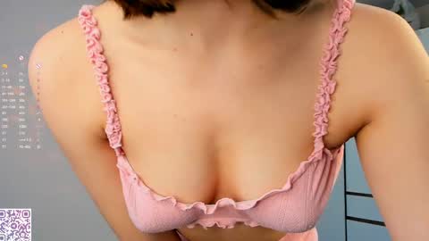 Snapshot of heyim_laura chatting on May 9, 2026, 12:21 pm Laura online show from May 9, 2026, 12:21 pm