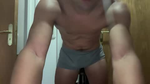 hhernan1 online show from November 25, 2025, 9:48 pm