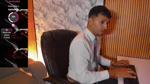 Snapshot of hiddenoffice chatting on October 27, 2025, 11:31 pm George online show from October 27, 2025, 11:31 pm