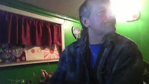 Snapshot of hippiedad333 chatting on February 6, 2026, 11:19 pm hippiedad333 online show from February 6, 2026, 11:19 pm